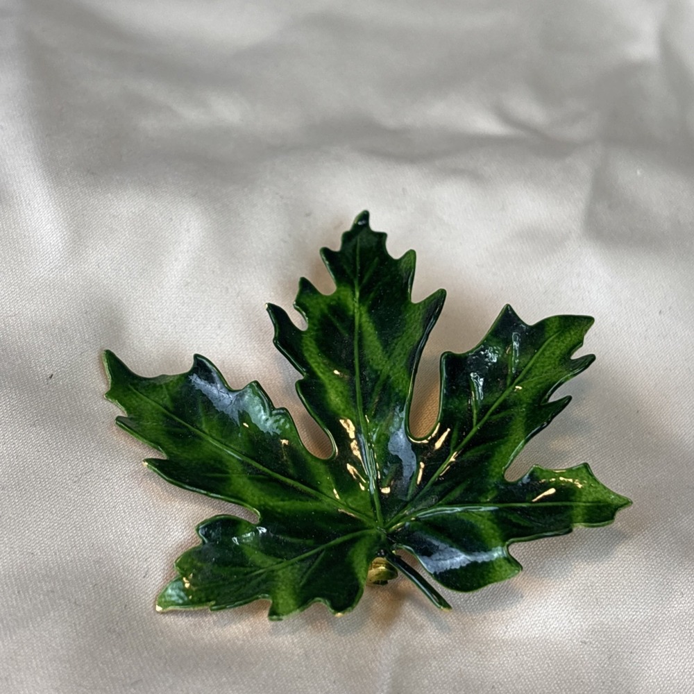 Green Enamel Maple Leaf Brooch Pin‎ Gold Tone Autumn Leaf Cottagecore